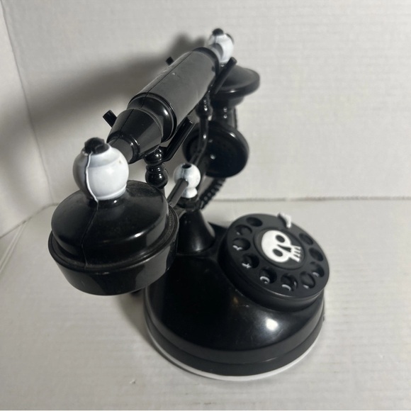 Gemmy Spooky Skull Haunted Halloween
Talking Telephone Victorian Phone - Picture 3 of 7